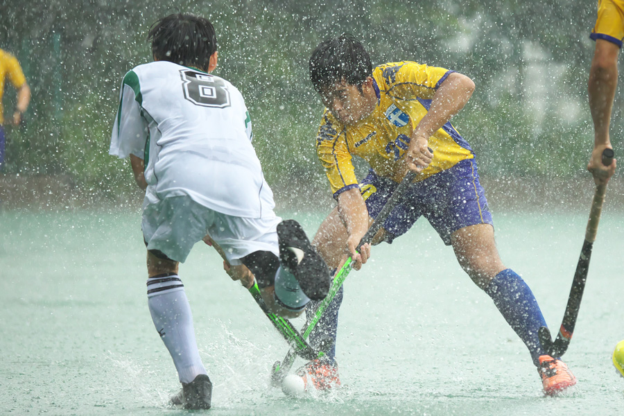 試合が一時中断されるほど強く雨が降った。写真／伊藤優作